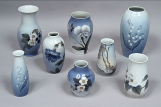 Lotes 564 y 545: 
																		TRES VASOS DE PORCELANA DINAMARQUESA ROYAL COPENHAGEN. 
																		CINCO VASOS DE PORCELANA DINAMARQUESA ROYAL COPENHAGEN. 