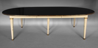 Lote 163: MESA OVAL DE ESTILO FRANCES LUIS XVI PARA COMEDOR.  MESA OVAL DE ESTILO FRANCES LUIS XVI PARA COMEDOR. 