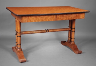 Lote 213: MESA ESCRITORIO DE ESTILO BIEDERMEIER.  MESA ESCRITORIO DE ESTILO BIEDERMEIER. 