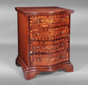 Lote 208: PEQUEÑA COMODA HOLANDESA DEL SIGLO XIX. PEQUEÑA COMODA HOLANDESA DEL SIGLO XIX.