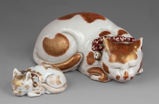Lote 607: DOS FIGURAS 'GATOS' ORIENTALES DE PORCELANA ESMALTADA. DOS FIGURAS 'GATOS' ORIENTALES DE PORCELANA ESMALTADA.