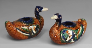 Lote 608: PAR DE FIGURAS 'PATOS' CHINOS DE ALFARERIA ESMALTADA. PAR DE FIGURAS 'PATOS' CHINOS DE ALFARERIA ESMALTADA.