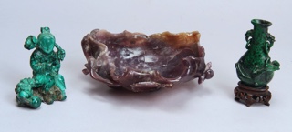 Lote 596: TRES PIEZAS CHINAS DE PIEDRA DURA ESCULPIDA. TRES PIEZAS CHINAS DE PIEDRA DURA ESCULPIDA.