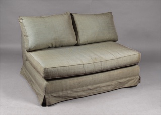 Lote 268: BUTACA CONFORTABLE PARA DOS CUERPOS. BUTACA CONFORTABLE PARA DOS CUERPOS.