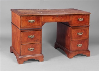 Lote 232: ESCRITORIO DE PEDESTALES ESTILO INGLES.  ESCRITORIO DE PEDESTALES ESTILO INGLES. 