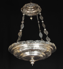 Lote 373: ANTIGUA LAMPARA VOTIVA CINCELADA Y REPUJADA.  ANTIGUA LAMPARA VOTIVA CINCELADA Y REPUJADA. 