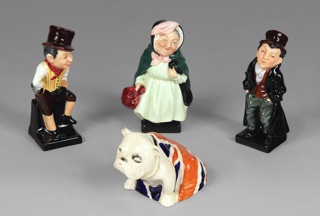 Lote 528: CUATRO PEQUEÑAS FIGURAS INGLESAS DE POTTERY ROYAL DOULTON.  CUATRO PEQUEÑAS FIGURAS INGLESAS DE POTTERY ROYAL DOULTON. 