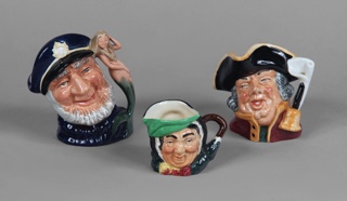 Lote 555: TRES PEQUEÑOS TOBY JUGS DE POTTERY INGLESA ROYAL DOULTON.  TRES PEQUEÑOS TOBY JUGS DE POTTERY INGLESA ROYAL DOULTON. 