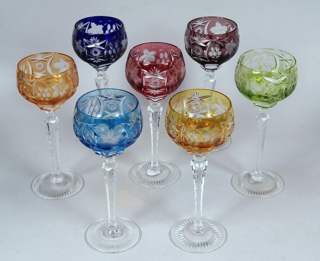 Lote 450: DOCE COPAS ALTAS DE COLOR PARA VINO DEL RHIN.  DOCE COPAS ALTAS DE COLOR PARA VINO DEL RHIN. 