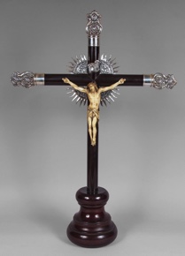 Lote 381: CRUCIFIJO DE APOYO CON PUNZON DE PLATERO PALLAROLS.  CRUCIFIJO DE APOYO CON PUNZON DE PLATERO PALLAROLS. 