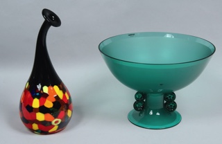 Lotes 500 y 501: 
																		FLORERO DE VIDRIO ARTISTICO MANUFACTURA DE MURANO. 
																		FRUTERA DE VIDRIO ARTISTICO FIRMADA BARBINI MURANO. 