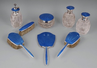 Lote 585: JUEGO INGLES PARA TOILETTE CON DECORACION GUILLOCHE.  JUEGO INGLES PARA TOILETTE CON DECORACION GUILLOCHE. 