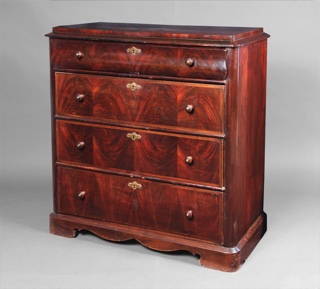 Lote 229: ANTIGUA COMODA INGLESA VICTORIANA.  ANTIGUA COMODA INGLESA VICTORIANA. 