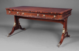 Lote 165: MESA ESCRITORIO DE ESTILO INGLES REGENCY.  MESA ESCRITORIO DE ESTILO INGLES REGENCY. 