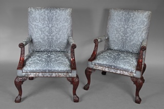 Lote 186: PAR DE SILLONES INGLESES DE ESTILO CHIPPENDALE.  PAR DE SILLONES INGLESES DE ESTILO CHIPPENDALE. 