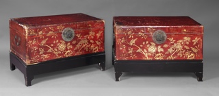 Lote 209: PAR DE BAULES CHINOS CON DECORACION ORO. PAR DE BAULES CHINOS CON DECORACION ORO.