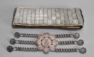 Lote 420: ANTIGUA RASTRA CRIOLLA CON CINTO DE CUERO CRUDO.   ANTIGUA RASTRA CRIOLLA CON CINTO DE CUERO CRUDO.  