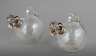 Lote 461: PAR DE CURIOSAS GARRAFAS GLOBULARES CON SUS TAPONES.  PAR DE CURIOSAS GARRAFAS GLOBULARES CON SUS TAPONES. 