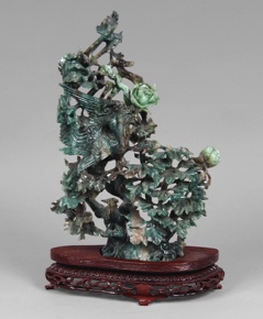 Lote 479: GRUPO CHINO DE JADE VERDE ESPINACA ESCULPIDO.  GRUPO CHINO DE JADE VERDE ESPINACA ESCULPIDO. 