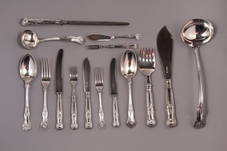 Lote 404: JUEGO DE CUBIERTOS DE PLATA INGLESA SELLADA.  JUEGO DE CUBIERTOS DE PLATA INGLESA SELLADA. 