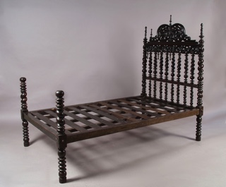 Lote 254: ANTIGUA CAMA LUSO BRASILERA DEL SIGLO XIX.  ANTIGUA CAMA LUSO BRASILERA DEL SIGLO XIX. 