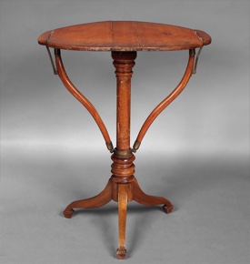 Lote 215: CURIOSA MESA INGLESA ANTIGUA PARA LECTURA.  CURIOSA MESA INGLESA ANTIGUA PARA LECTURA. 