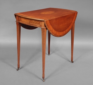 Lote 257: PEQUEÑA MESA OVAL DE ESTILO INGLES CON ALETAS VOLCABLES.  PEQUEÑA MESA OVAL DE ESTILO INGLES CON ALETAS VOLCABLES. 