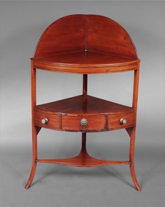 Lote 233: ANTIGUA MESA ESQUINERA INGLESA EDUARDIANA.  ANTIGUA MESA ESQUINERA INGLESA EDUARDIANA. 