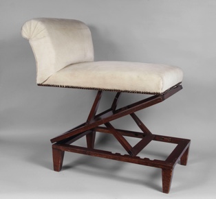 Lote 199: PEQUEÑA BANQUETA INGLESA REGULABLE EN ALTURA.  PEQUEÑA BANQUETA INGLESA REGULABLE EN ALTURA. 