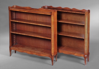 Lote 263: DOS PEQUEÑAS BIBLIOTECAS DE FRENTE ABIERTO.  DOS PEQUEÑAS BIBLIOTECAS DE FRENTE ABIERTO. 