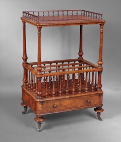 Lote 224: MESA REVISTERO INGLESA EN RAIZ DE NOGAL.  MESA REVISTERO INGLESA EN RAIZ DE NOGAL. 