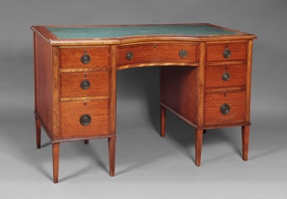Lote 245: PEQUEÑO ESCRITORIO DE PEDESTALES ESTILO FRANCES.  PEQUEÑO ESCRITORIO DE PEDESTALES ESTILO FRANCES. 