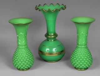 Lotes 505 y 506: 
																		PAR DE VASOS DE OPALINA FRANCESA COLOR VERDE. 
																		FLORERO DE OPALINA FRANCESA COLOR VERDE. 