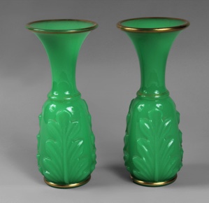 Lote 507: PAR DE VASOS DE OPALINA FRANCESA COLOR VERDE. PAR DE VASOS DE OPALINA FRANCESA COLOR VERDE.