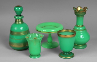 Lote 509: CINCO PIEZAS DE OPALINA FRANCESA COLOR VERDE.  CINCO PIEZAS DE OPALINA FRANCESA COLOR VERDE. 