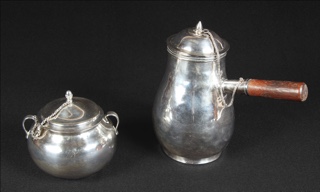 Lotes 374 y 375: 
																		PEQUEÑA OLLA COLONIAL CON TAPA. 
																		ANTIGUA CHOCOLATERA DE PLATA BATIDA Y MARTILLADA.