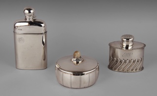 Lotes 510, 511 y 512: 
																		PETACA REVESTIDA EN PLATA INGLESA CON TAPA. 
																		CAJA CIRCULAR DE PLATA FRANCESA CON TAPA.
																		ANTIGUO TEA CADDY DE PLATA INGLESA SELLADA CON TAPA. 
