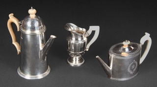 Lotes 535, 536 y 537: 
																		PEQUEÑA CAFETERA DE PLATA INGLESA SELLADA. 
																		PEQUEÑA JARRA LECHERA DE PLATA FRANCESA SELLADA. 
																		PEQUEÑA CHOCOLATERA DE PLATA INGLESA SELLADA. 