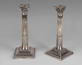 Lote 514: PAR DE CANDELEROS DE PLATA INGLESA SELLADA.  PAR DE CANDELEROS DE PLATA INGLESA SELLADA. 