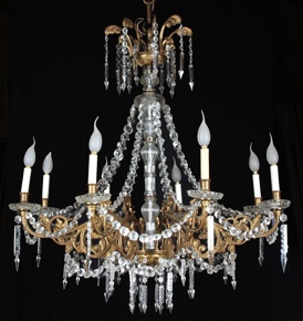 Lote 429: ARAÑA CON ARMAZON DE BRONCE CINCELADO Y DORADO.  ARAÑA CON ARMAZON DE BRONCE CINCELADO Y DORADO. 