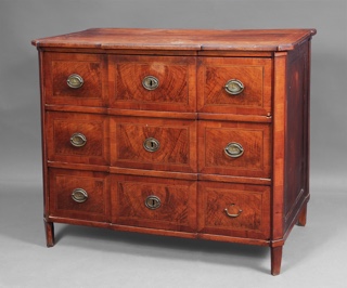 Lote 189: ANTIGUA COMODA ITALIANA DEL SIGLO XVIII.  ANTIGUA COMODA ITALIANA DEL SIGLO XVIII. 