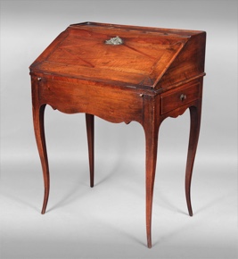 Lote 249: PEQUEÑO ESCRITORIO FRANCES DE ESTILO LUIS XV PARA DAMA.  PEQUEÑO ESCRITORIO FRANCES DE ESTILO LUIS XV PARA DAMA. 