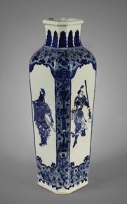 Lote 423: ANTIGUO VASO DE PORCELANA CHINA ESMALTADA.  ANTIGUO VASO DE PORCELANA CHINA ESMALTADA. 