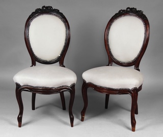 Lote 258: PAR DE ANTIGUAS SILLAS DE ESTILO COLONIAL.  PAR DE ANTIGUAS SILLAS DE ESTILO COLONIAL. 