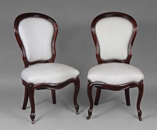 Lote 259: PAR DE ANTIGUAS SILLAS DE ESTILO COLONIAL.  PAR DE ANTIGUAS SILLAS DE ESTILO COLONIAL. 