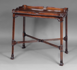 Lote 261: MESA DE ESTILO INGLES CHIPPENDALE PARA TE. MESA DE ESTILO INGLES CHIPPENDALE PARA TE.