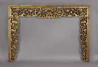 Lote 563: TALLA CHINA DE APPLIQUE EN MADERA DORADA Y CALADA. TALLA CHINA DE APPLIQUE EN MADERA DORADA Y CALADA.