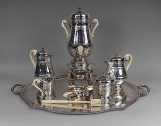 Lote 408: JUEGO DE PLATA FRANCESA PARA TE Y CAFE DE LA CASA PUIFORCAT. JUEGO DE PLATA FRANCESA PARA TE Y CAFE DE LA CASA PUIFORCAT.