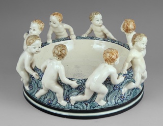 Lote 518: CENTRO HONDO ALEMAN DE LOZA ESMALTADA.  CENTRO HONDO ALEMAN DE LOZA ESMALTADA. 