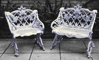 Lote 223: DOS BANCOS DE HIERRO PINTADO PARA JARDIN. DOS BANCOS DE HIERRO PINTADO PARA JARDIN.